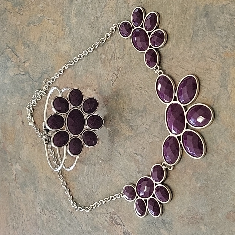 Necklace and bracelet set